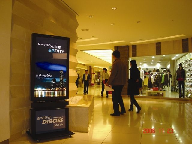 Стенд Vitze в гипермаркете Стенд Vitze в гипермаркете