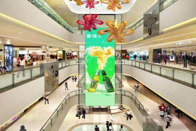LED экран из модулей в торговом центре LED экран из модулей в торговом центре